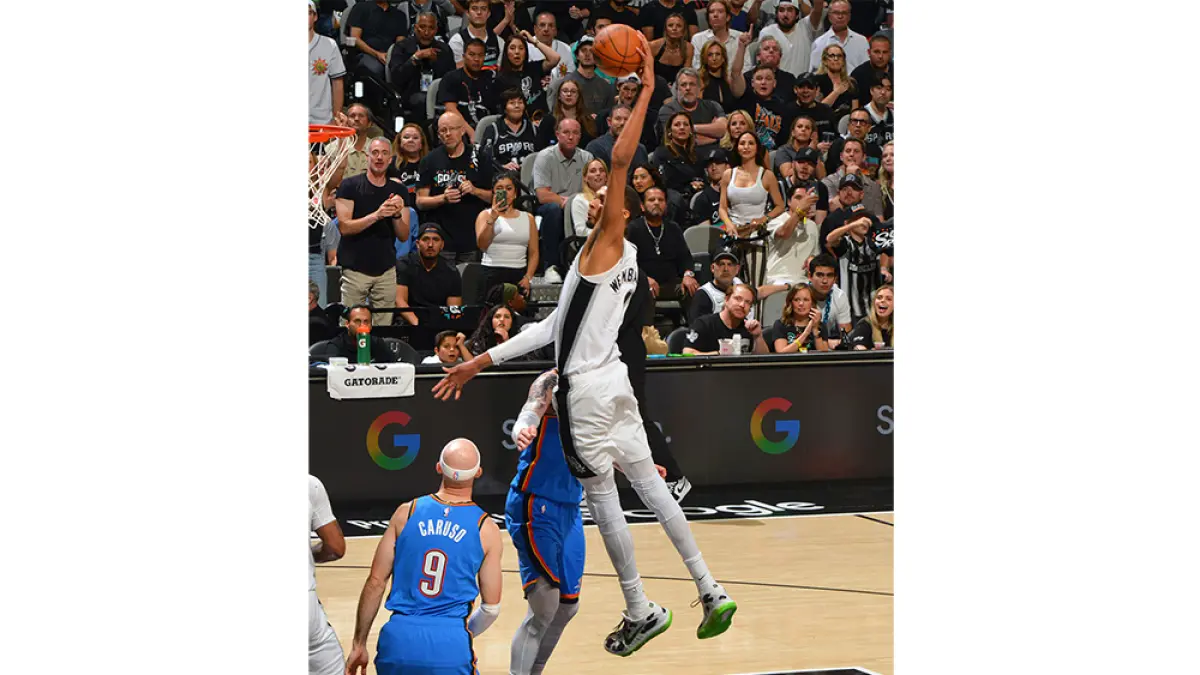 Pebasket Victor Wem­banyama melakukan dunk saat per­tandingan melawan Oklahoma City Thunder di Paycom Center di Oklahoma City, Senin (25/5/2026). (AFP)