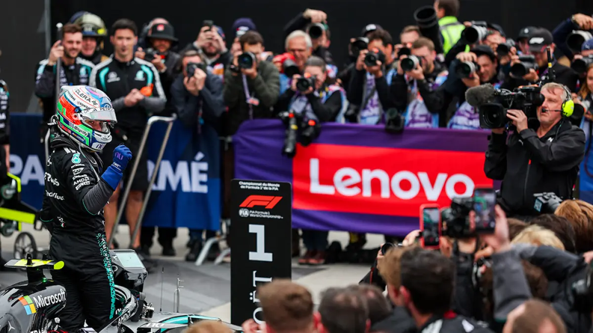 Pembalap Andrea Kimi Antonelli  merayakan finis di posisi pertama Grand Prix F1 Kanada di Sirkuit Gilles-Villeneuve,  Senin (25/6/2026). (AFP)