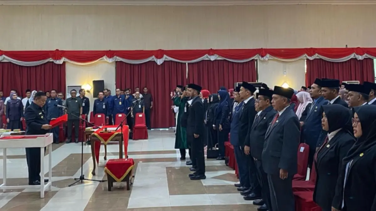 Plt Gubri SF Hariyanto saat melantik ratusan pejabat dilingkungan Pemprov Riau, Selasa (26/5/2026). (Soleh Saputra/Riaupos.co)