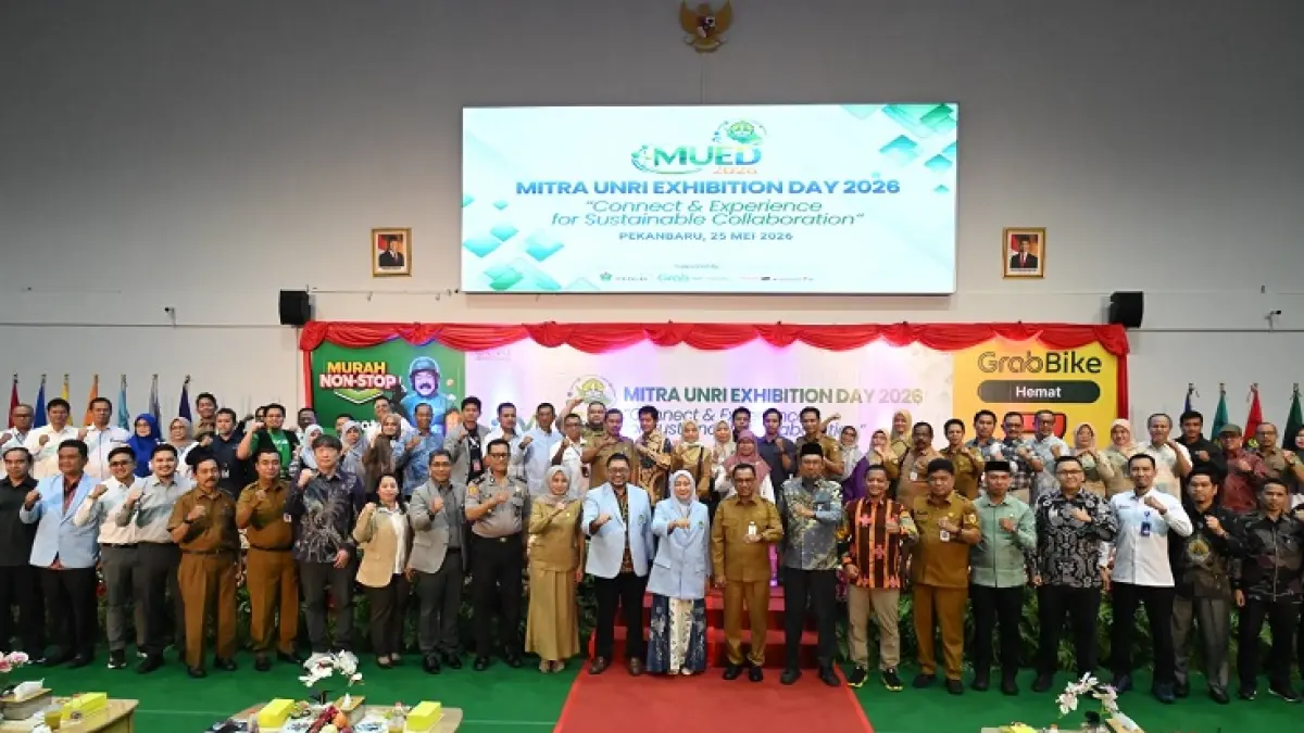 Rektor Unri Prof Dr Sri Indarti SE MSi dan pemimpin Unri lainnya serta mitra foto bersama usai pembukaan Mitra Unri Exhibition Day di Gedung Student Center, Senin (25/5/2026). (Humas Unri untuk Riau Pos)