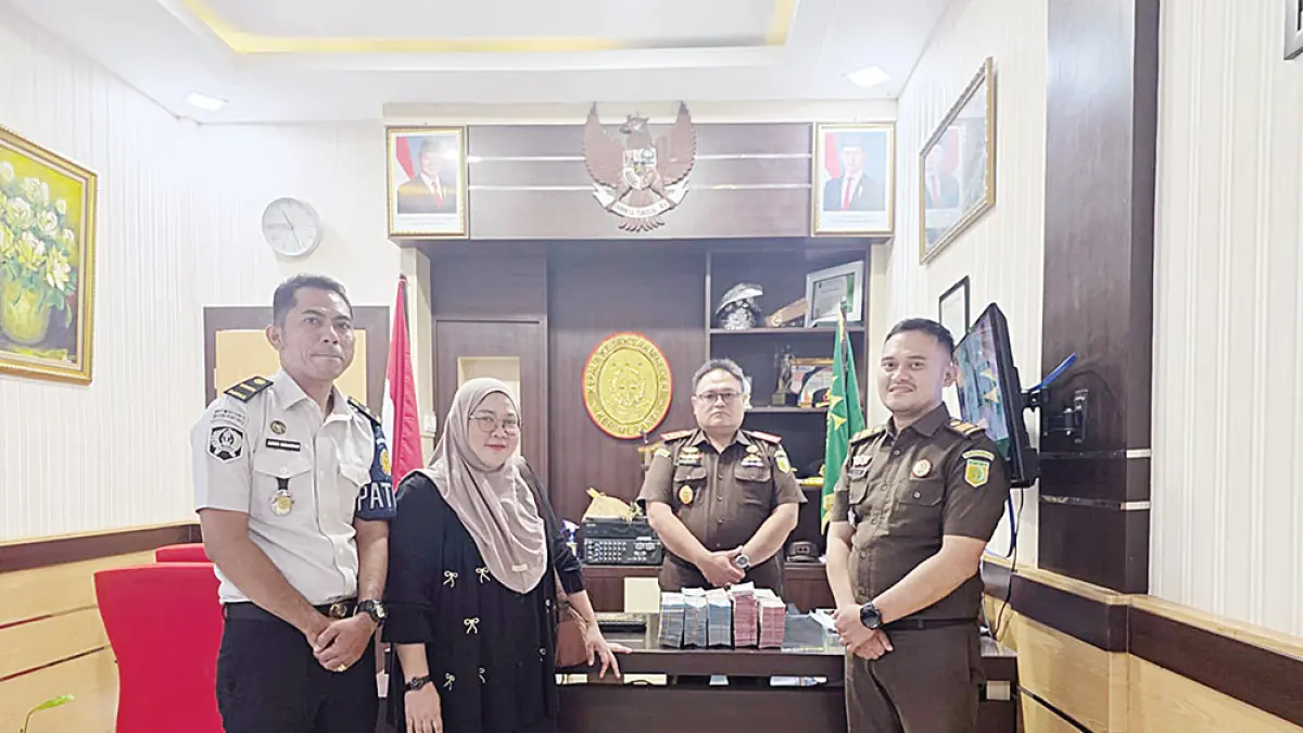 UANG PENGGANTI: Kepala Kejari Kepulauan Meranti Ricky Makado bersama jajaran menerima pembayaran uang pengganti dari pihak Lapas yang mewakili terpidana kasus korupsi di Kantor Kejari Meranti, Senin (25/5/2026). (WIRA SAPUTRA/RIAU POS).
