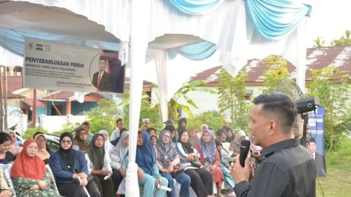 Wakil Ketua DPRD Kota Pekanbaru Tengku Azwendi Fajri melaksanakan agenda sosialisasi penyebarluasan peraturan daerah (Sosper) di   Jalan Gelugur RW 03, Kelurahan Tangkerang Utara, Kecamatan Bukit Raya, Selasa (19/5/2026). (HENDRAWAN KARIMAN/RIAUPOS.CO)