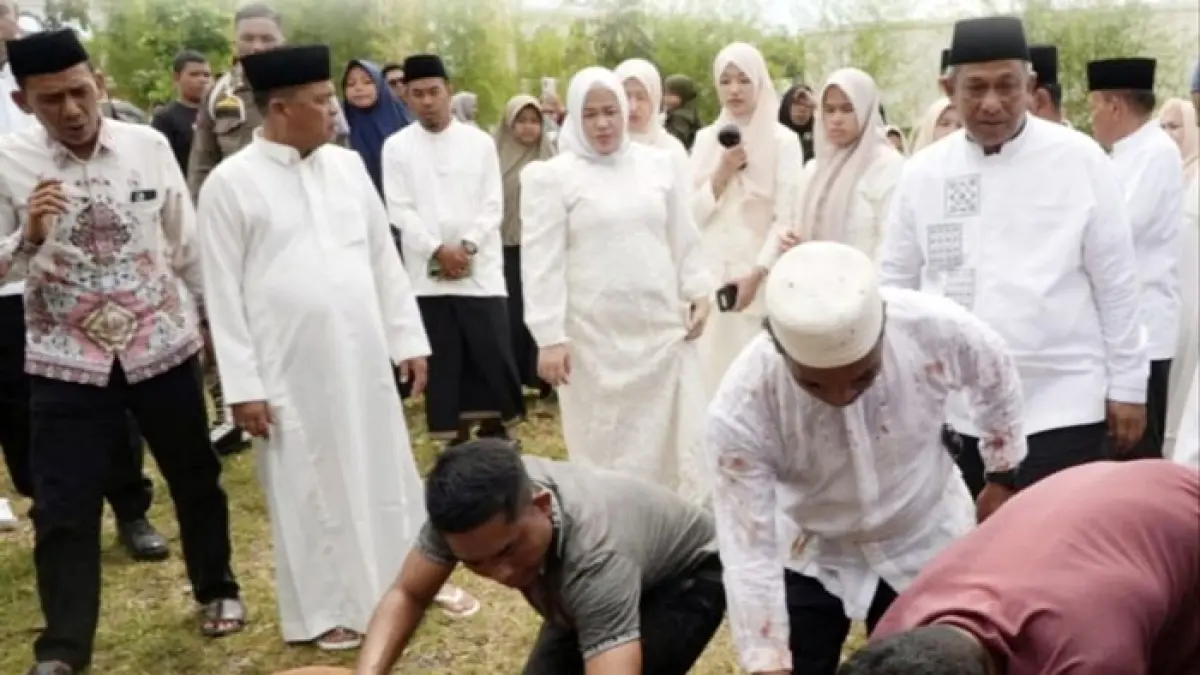 Bupati Anton beserta istri dan anak menyaksikan penyembelihan hewan kurban sapi di MAIC Rohul, Rabu (27/5/2026). (Dinas Kominfo Rohul untuk Riaupos.co)