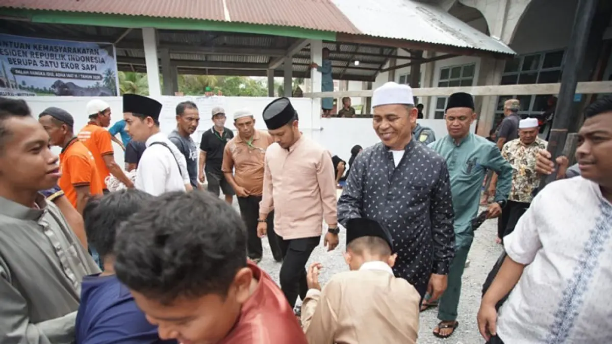  Bupati Inhil Herman bersalaman dengan masyarakat sebelum ikut memotong sapi kurban Presiden Prabowo Subianto, Rabu (27/5/2026). (Diskominfo Inhil)