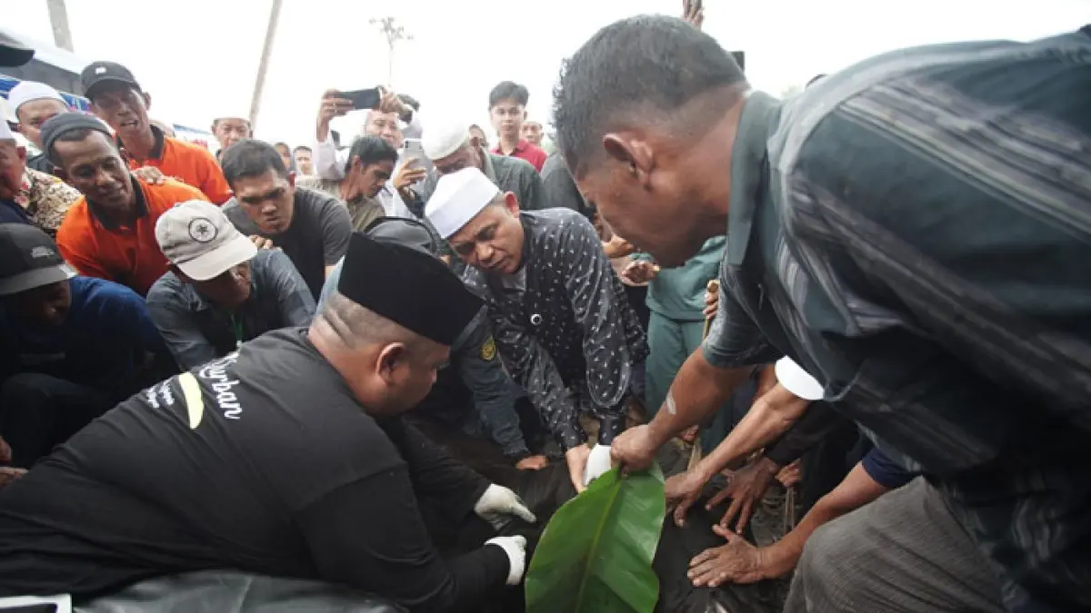 Bupati Inhil Herman bersama masyarakat ikut memotong sapi kurban Presiden Prabowo Subianto di Kecamatan Keritang, Rabu (27/5/2026). (Diskominfo Inhil)