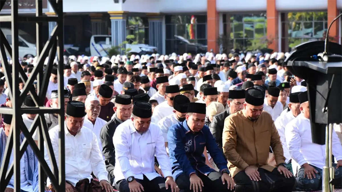 Bupati Inhu Ade Agus Hartanto bersama ribuan warga Salat Iduladha di halaman kantor bupati, di Jalan Lintas Timur Kelurahan Pematang Reba, Rabu (27/5/2026). Foto Diskominfotik Inhu