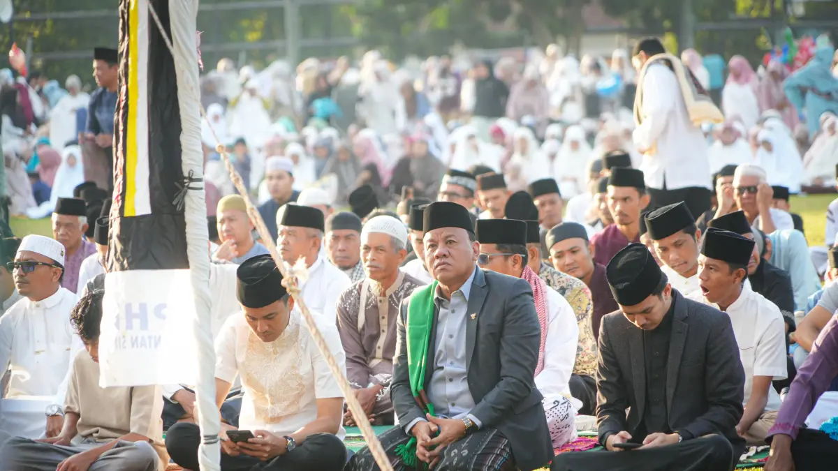 Bupati Suhardiman Amby dan Forkompinda Kuansing Salat Iduladha bersama ribuan masyarakat di Lapangan Limuno Telukkuantan.(Pemkab Kuansing)