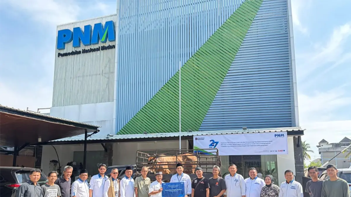 Jajaran PNM Cabang Pekanbaru foto bersama saat menggelar program PNM Tebar Syukur di Hari Raya Iduladha. (Istimewa)
