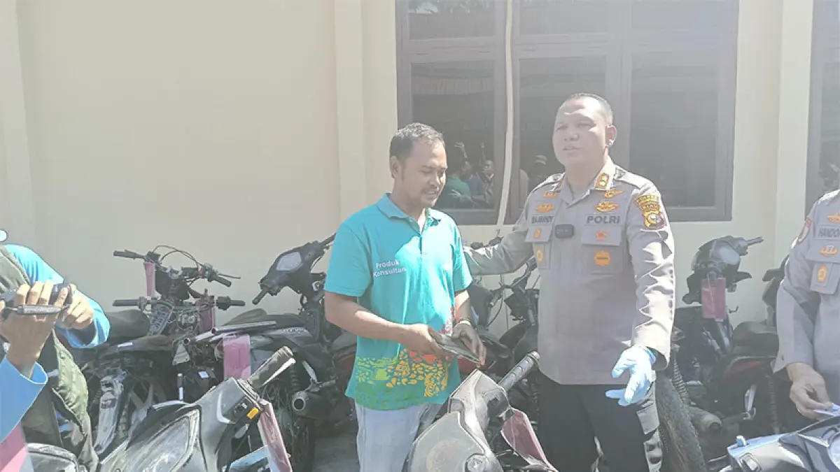 Kapolres Inhu, AKBP Eka Ariandy Putra SH SIK MSI saat menyerahkan sepeda motor kepada Khairul usai press conference di Mapolsek Seberida, Selasa (26/5/2026). Foto Raja Kasmedi