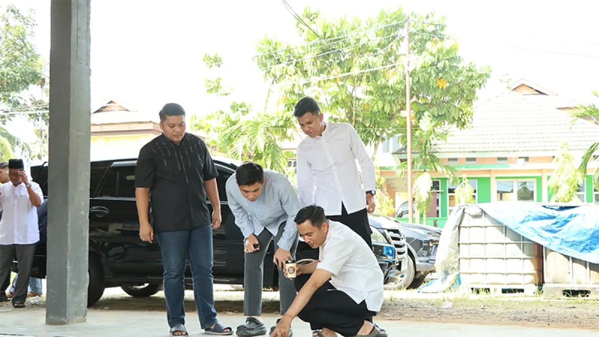 Kapolres Kuansing AKBP Hidayat Perdana SH SIK MH melihat proses pemotongan hewan kurban di lingkungan Polres Kuansing, Rabu (27/5/2026) pagi. (Desriandi Candra)