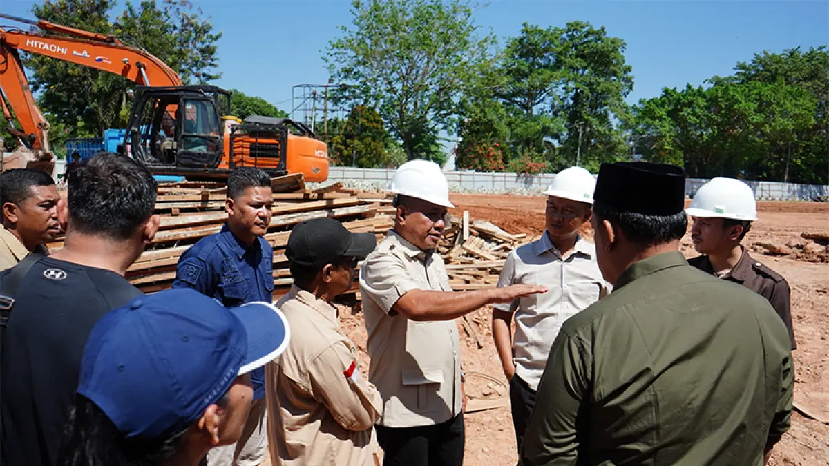 Ketua DPRD Kuansing Juprizal SE MSi bersama Ketua Komisi III Maulana Imam Saleh dan anggota meninjau pembangunan Astaka Utama MTQ, Selasa (26/5/2026). (Desriandi Candra)