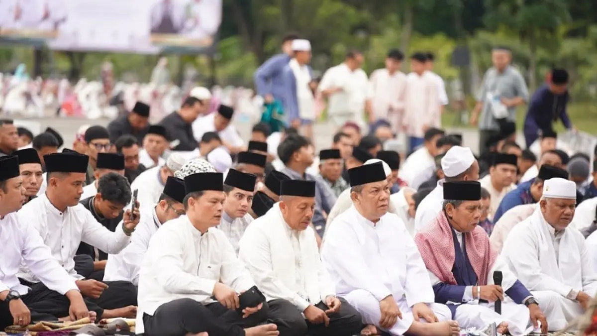 Plt Gubri SF Hariyanto Salat Id di halaman kantor gubernur Riau bersama ribuan masyarakat, Rabu (27/5/2026). (Diskominfo Riau)
