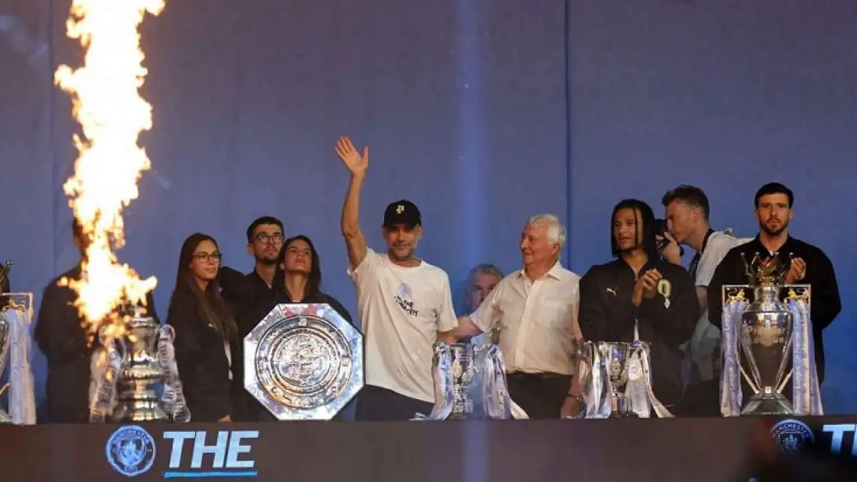 Prestasi Pep Guardiola dirayakan dalam acara perpisahan di Manchester pada hari Senin. (Darren Staples / AFP via Getty Images)