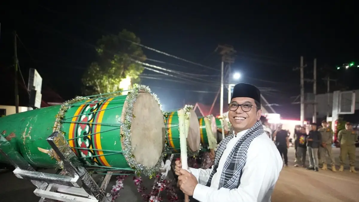 Sekda Kuansing Zulkarnain ST MSi memukul beduk tanda dimulainya pawai malam takbiran Hari Raya Iduladha, Selasa (26/5/2026) di kawasan Jalan Jendral Sudirman-Taman Jalur Telukkuantan. (Desriandi Candra/Riaupos.co)