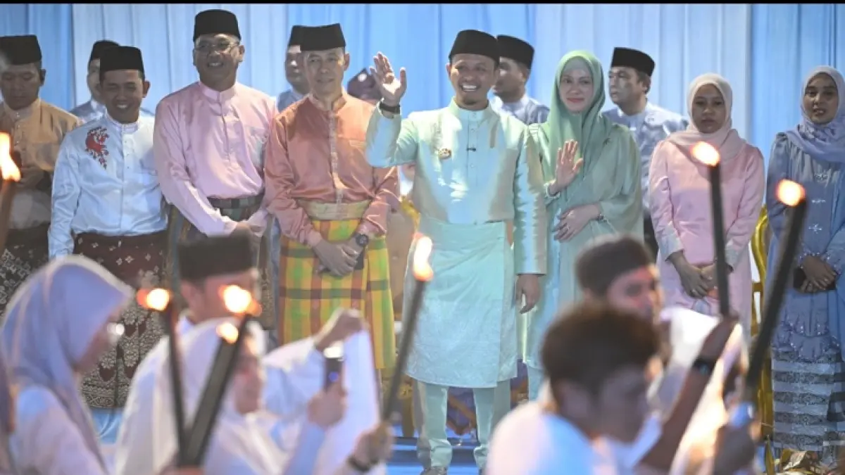 Wako Pekanbaru Agung Nugroho didampingi Ketua TP PKK Pekanbaru Sulastri Agung dan jajaran Forkopimda Pekanbaru melepas peserta pawai takbir Idul Adha 1447 H, Selasa (26/5/2026). (ISTIMEWA)