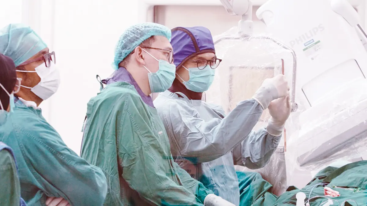 Tim dokter spesialis jantung Awal Bros Cardiac and Vascular Center saat menangani pasien di ruang tindakan, baru-baru ini. Didukung teknologi terkini dan protokol klinis terstandar, Awal Bros Cardiac and Vascular Center telah melayani lebih dari 20.000 prosedur jantung selama satu dekade. (AWAL BROS UNTUK RIAU POS)
