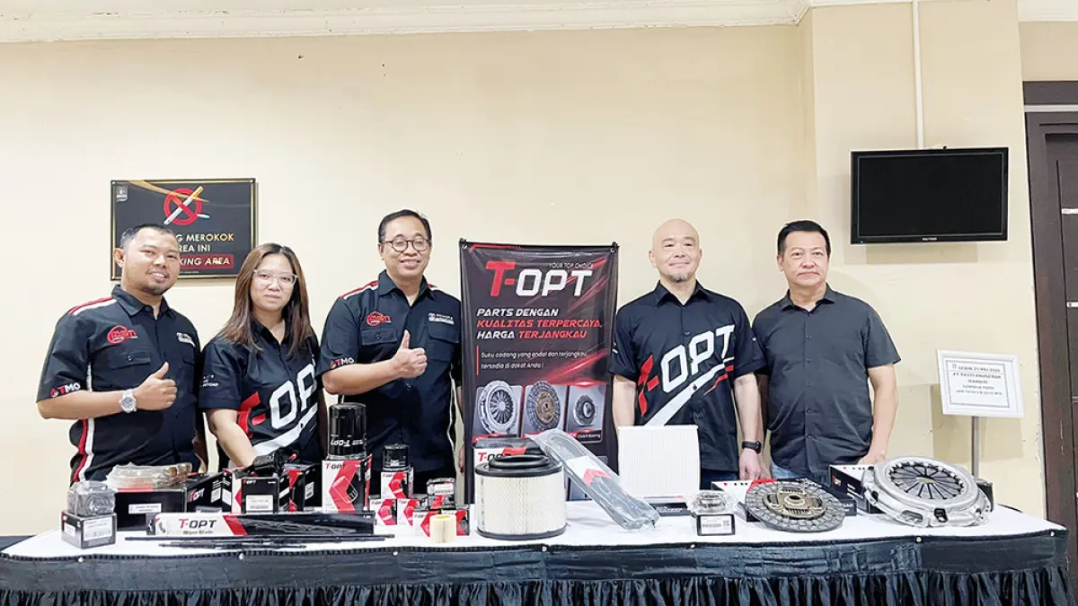 
(dari kiri) Kacab Tasti Pekanbaru, I Gusti Toma Dani, Officer TAM ASBD Rizka, Operation Manager PT Tasti Anugerah Mandiri Agus Riyanto dan Executive Coordinator PT TAM ASBD Yamaguchi dan Kepala Cabang PT Autostar Mandiri Teknotama Aguan saat menunjukkan suku cadang T-OPT di sela-sela customer gathering di Hotel Furaya, Senin (25/5/2026).&nbsp;(PT TAM ASBD untuk riau pos)

