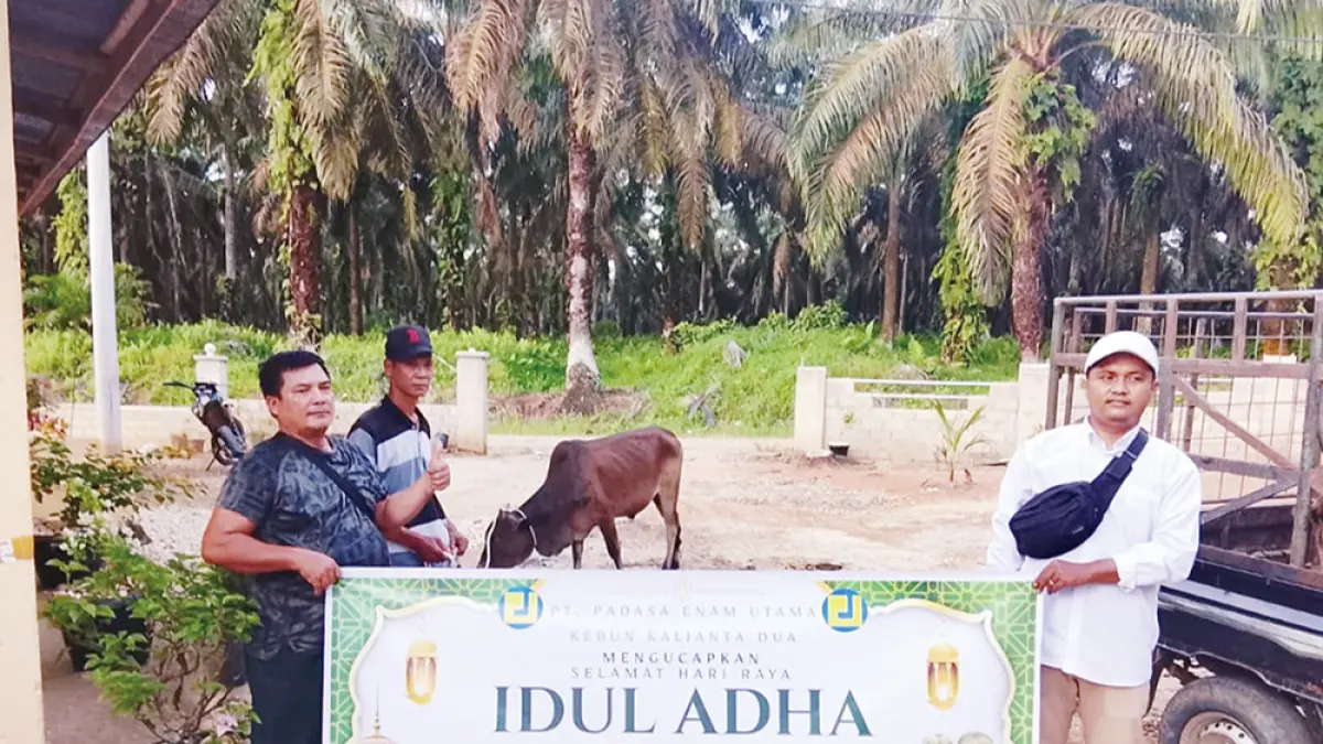 FOTO BERSAMA: PT Padasa Enam Utama melalui Kebun Kalianta Dua (Kalda) foto bersama usai menyalurkan bantuan hewan kurban oleh Asisten HRGA & ER Kebun Kalda, Kiki Faonar SH (topi putih) kepada masyarakat di sekitar wilayah operasional perusahaan, Desa Aliantan, Kecamatan Tapung, Kabupaten Kampar, pada Selasa (26/5/2026). (PT PADASA ENAM UTAMA UNTUK RIAU POS).

