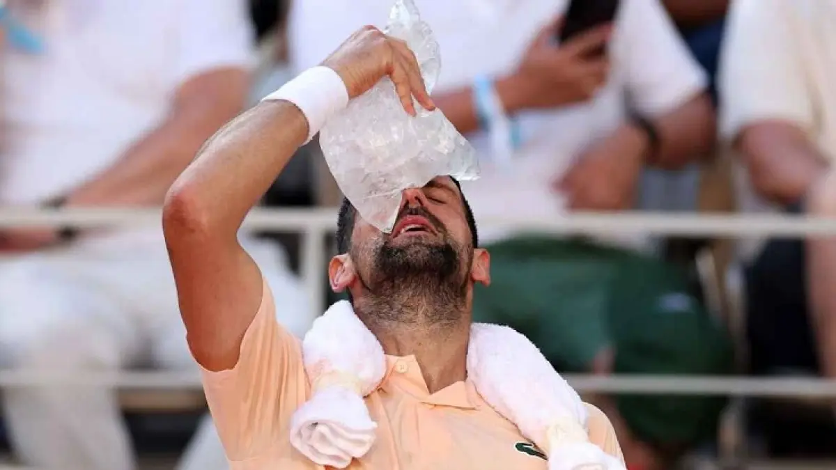 Di tengah Cuaca panas, Novak Djokovic  harus bermain empat set untuk mengalahkan petenis Prancis Valentin Royerselama lebih dari 3½ jam untuk mencapai babak ketiga French Open dengan kemenangan 6-3, 6-2, 6-7 (7), 6-3.. (Dan Istitene/Getty Images)&nbsp;