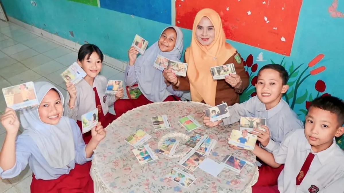 Guru di SDN 008 Lubuk Gaung, Dumai, Provinsi Riau Siti Nurleli, S.Pd lakukan inovasi dengan menumbuhkan literasi anak lewat AI. (Istimewa)
