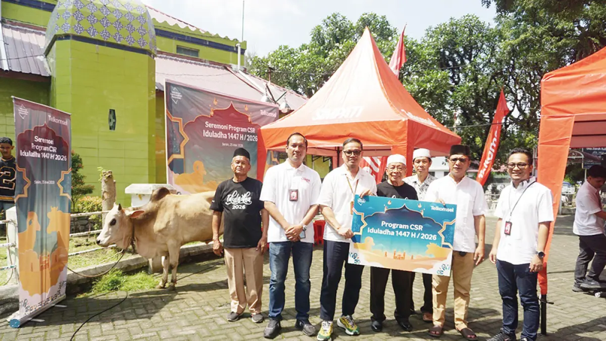Jajaran Telkomsel foto bersama usai menyerahkan bantuan hewan kurban untuk wilayah Sumatera di Medan, baru-baru ini. (TELKOMSEL UNTUK RIAU POS)

