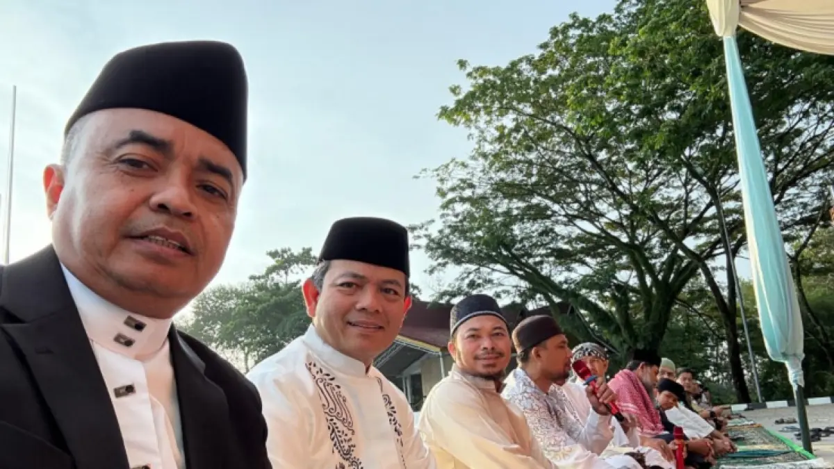Ketua Umum IMRA H Elwan Jumanri mendampingi Manajemen RAPP, Suhdi Yaqub (kedua dari kiri) saat pelaksanaan Salat Id di Lapangan Merdeka, Townsite 1.(Istimewa)