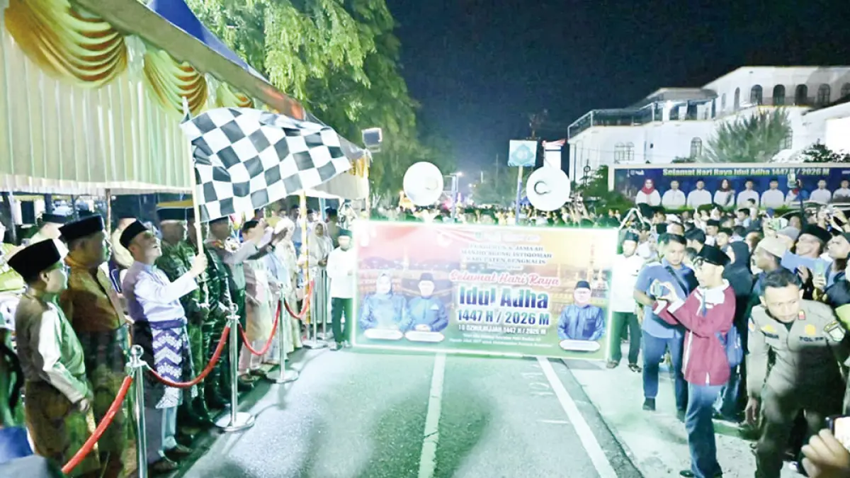 LEPAS PAWAI: Wakil Bupati Bengkalis H Bagus Santoso melepas secara resmi Pawai Takbir Iduladha 1447 Hijriah tingkat Kabupaten Bengkalis di Lapangan Tugu Jalan A Yani, Bengkalis, Selasa (26/5/2026) malam. (KOMINFO BENGKALIS UNTUK RIAU POS)
