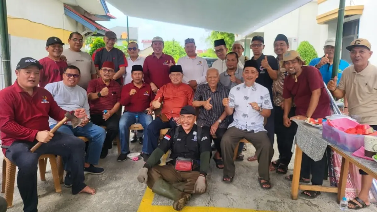 Masyarakat Kuansing yang tergabung dalam Ikatan Keluarga Kuantan Singingi Pekanbaru foto bersama usai pelaksanaan pemotongan hewan kurban, Kamis (28/5/2026). Herianto Baserah/Riau Pos