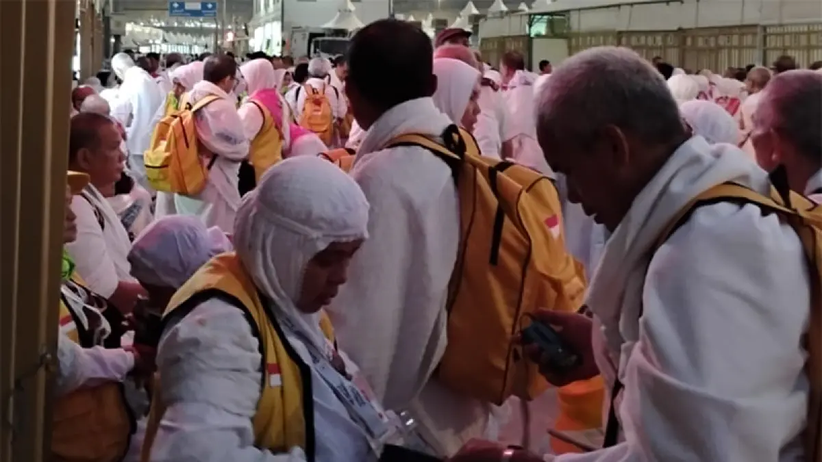Para jemaah bersiap melontar jumrah hari tasyrik di tengah suhu ekstrem Mina. (Istimewa)