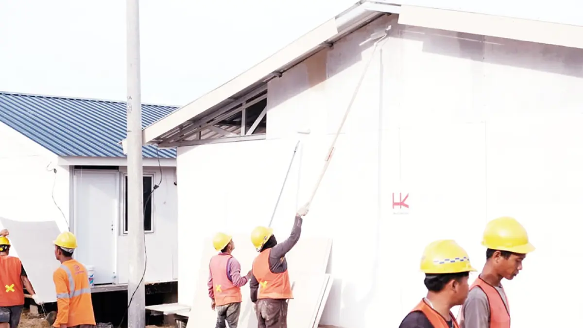 Para pekerja sedang melakukan pembangunan hunian sementara (huntara) korban bencana Sumatera, belum lama ini. (JPG)