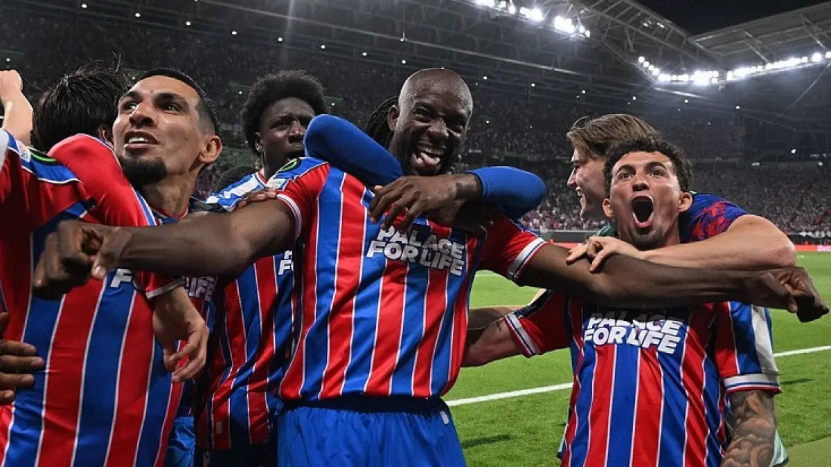 Para pemain Crystal Palace merayakan setelah mencetak gol melawan Rayo Vallecano di final Liga Konferensi. (Getty Images)
