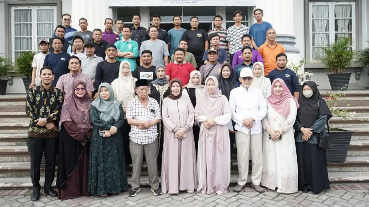 Para pimpinan Universitas Hang Tuah Pekanbaru foto bersama usai pemotongan hewan kurban, Kamis (28/5/2026). (Humas UHTP untuk Riau Pos)