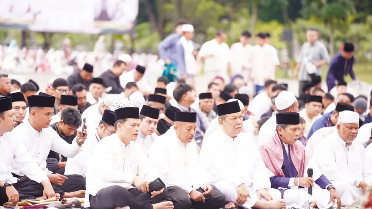 Pelaksana Tugas Gubernur Riau SF Hariyanto mendengarkan khotbah saat Salat Iduladha di Halaman Kantor Gubernur Riau, Pekanbaru, Rabu (27/5/2026). (Diskominfotik Riau&nbsp;untuk Riau Pos)