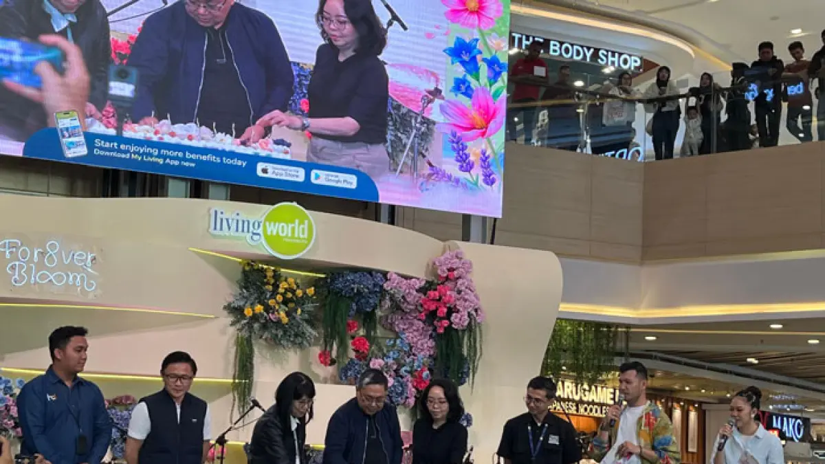 Pemotongan kue di perayaan anniversary Living World Pekanbaru ke-8 tahun, Kamis (28/5/2026). (Istimewa)