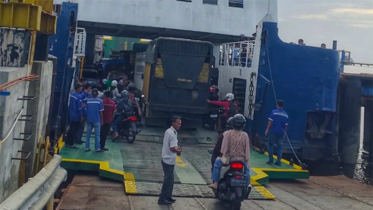Penyeberangan di Dermaga Roro  Air Putih Bengkalis menuju dermaga Sungai Selari-Paking terlihat ramai dan didominasi oleh pengendara roda dua, Kamis (28/5/2026). (Istimewa)
