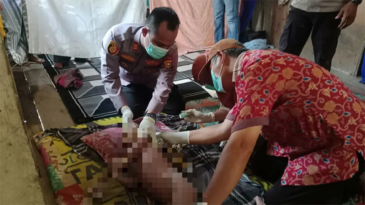 Petugas medis dan aparat kepolisian melakukan pemeriksaan jenazah bocah asal Desa Mayang Sari, Kecamatan Merbau, Kamis (28/5/2026). (Istimewa)