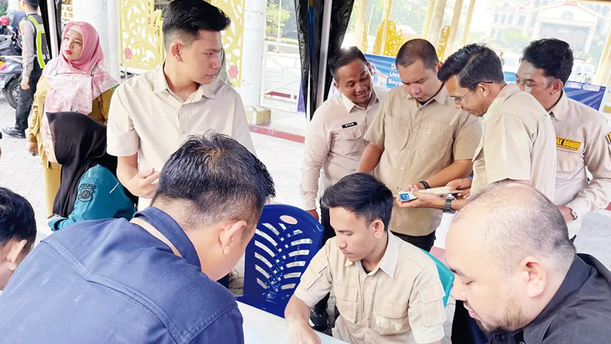 RAZIA KENDARAAN: Kepala Bapenda Pekanbaru T Denny Muharman saat menggelar razia kendaraan di depan Purna MTQ, Selasa (26/5/2026). (JOKO SUSILO/RIAU POS).
