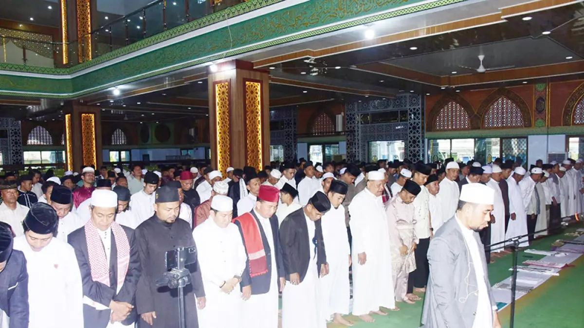 SALAT BERJEMAAH: Wabup Bengkalis Bagus Santoso bersama masyarakat Bengkalis melaksanakan Salat Iduladha secara berjemaah di Masjid Istiqomah, Rabu (27/5/2026) pagi. (KOMINFO BENGKALIS UNTUK RIAU POS)