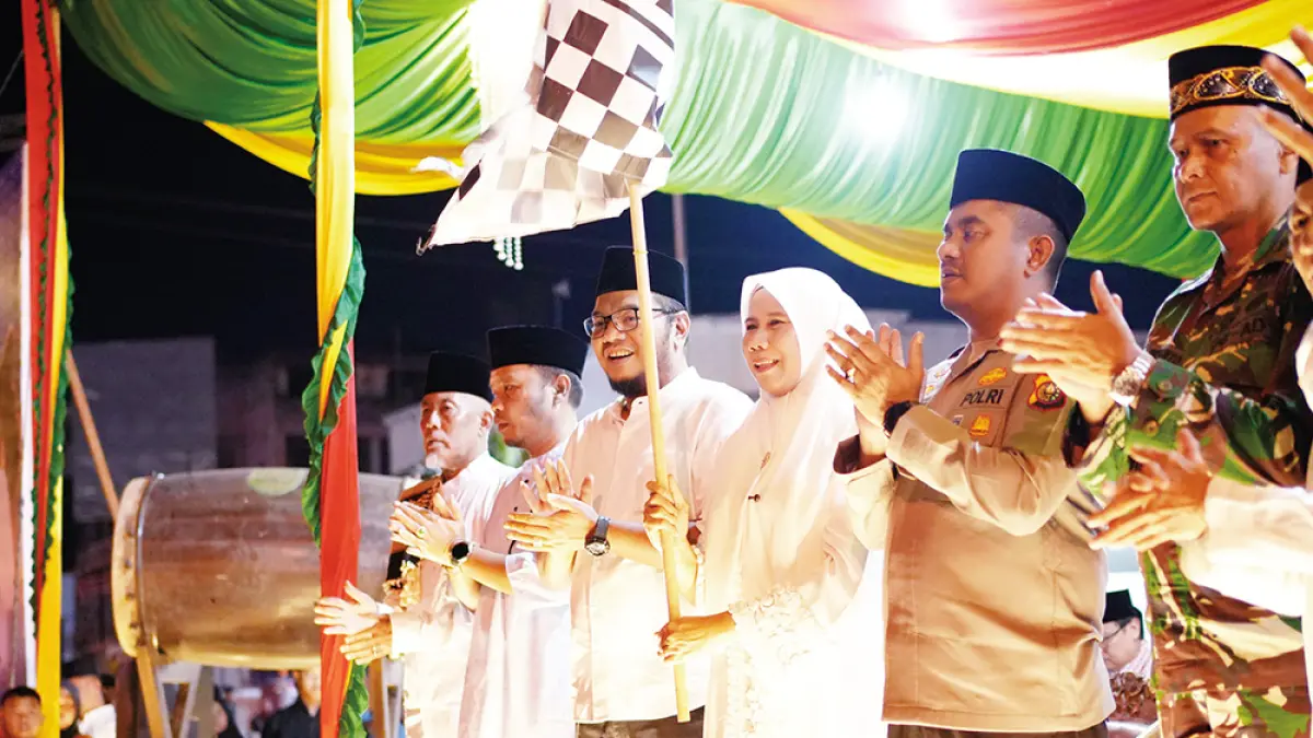 Wakil Bupati Indragiri Hilir Yuliantini bersama forkopimda melakukan pelepasan pawai takbir Iduladha 1447 H di Jalan Sudirman, Tembilahan, Indragiri Hilir, Selasa (26/5/2026) malam. (*2/Riau Pos)