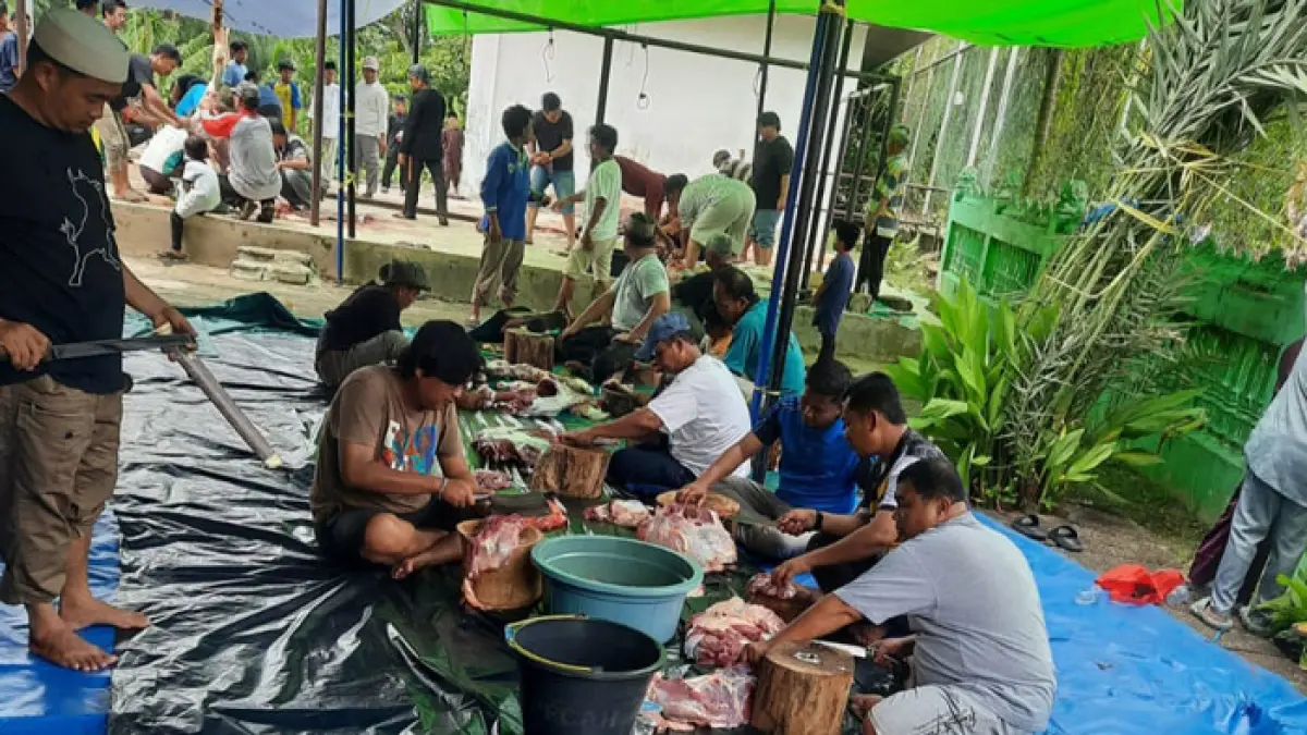 Warga di Komplek Griya Sumatera Kelurahan Pematang Reba Kecamatan Rengat Barat saat prosesi pemotongan hewan kurban, Rabu (27/5/2026). (Kasmedi/Riaupos.co)