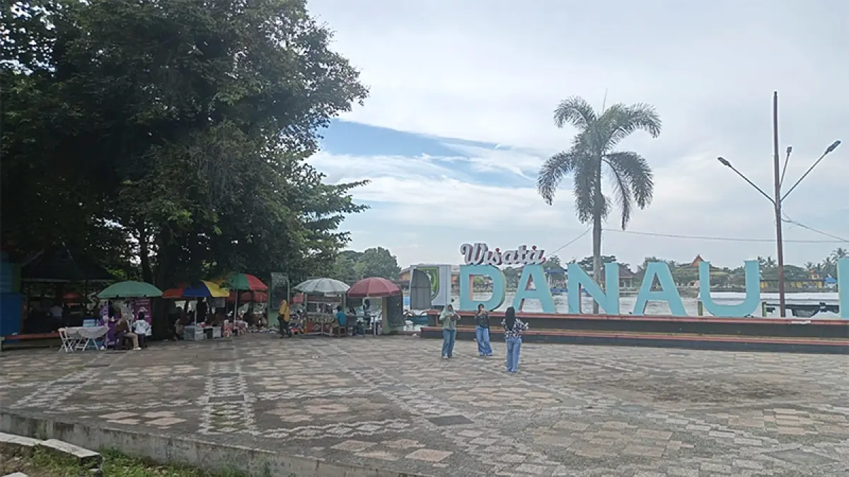 Warga saat mengisi waktu libur perayaan Iduladha di kawasan wisata Danau Raja Rengat, Kamis (28)5/2026). Foto Raja Kasmedi