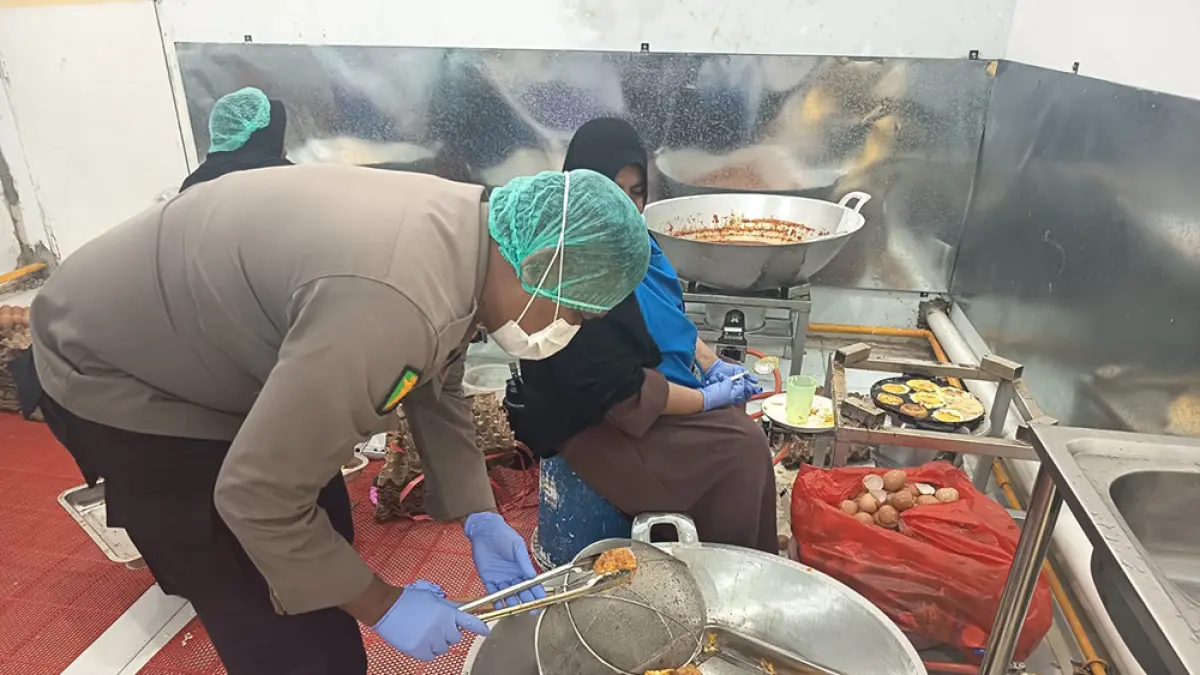 Tim Sidokkes Polres Kampar melakukan pemeriksaan kelayakan dapur dan mengambil sampel menu makanan di SPPG Yayasan Kemala Bhayangkari Cabang Kampar, Desa Teluk Kenidai, Kecamatan Tambang, Kabupaten Kampar, beberapa waktu lalu. (POLRES KAMPAR UNTUK RIAU POS)
