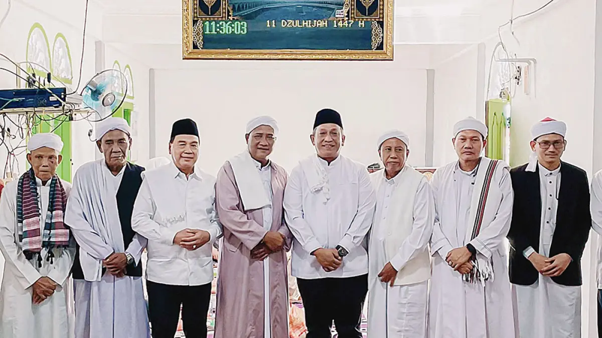 FOTO BERSAMA: Bupati Rohul Anton didampingi anggota DPR RI Drs H Achmad MSi foto bersama dengan Pimpinan Tarekat Surau Suluk Kuala Tambusai, Kecamatan Tambusai Khoirul Saleh (empat kiri), mursyid dan khalifah, usai menghadiri Haul ke-65 Syekh Ma’sum Tambusai, Kamis (28/5/2026). (FOTO PROKOPIM SETDA ROHUL UNTUK RIAU POS).