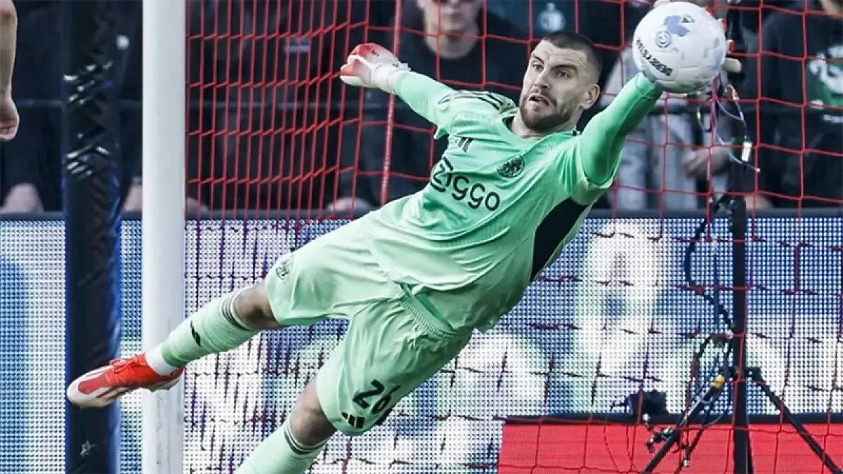 Aksi Maarten Paes menjaga gawang Ajax Amsterdam. (Instagram Maarten Paes)

