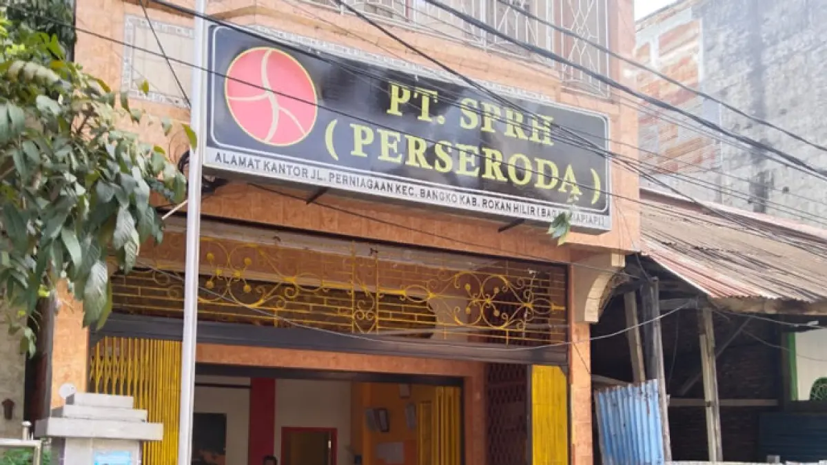 Bagian depan kantor PT SPRH (Perseroda) di Bagansiapiapi. (Zulfadhli/Riaupos.co)