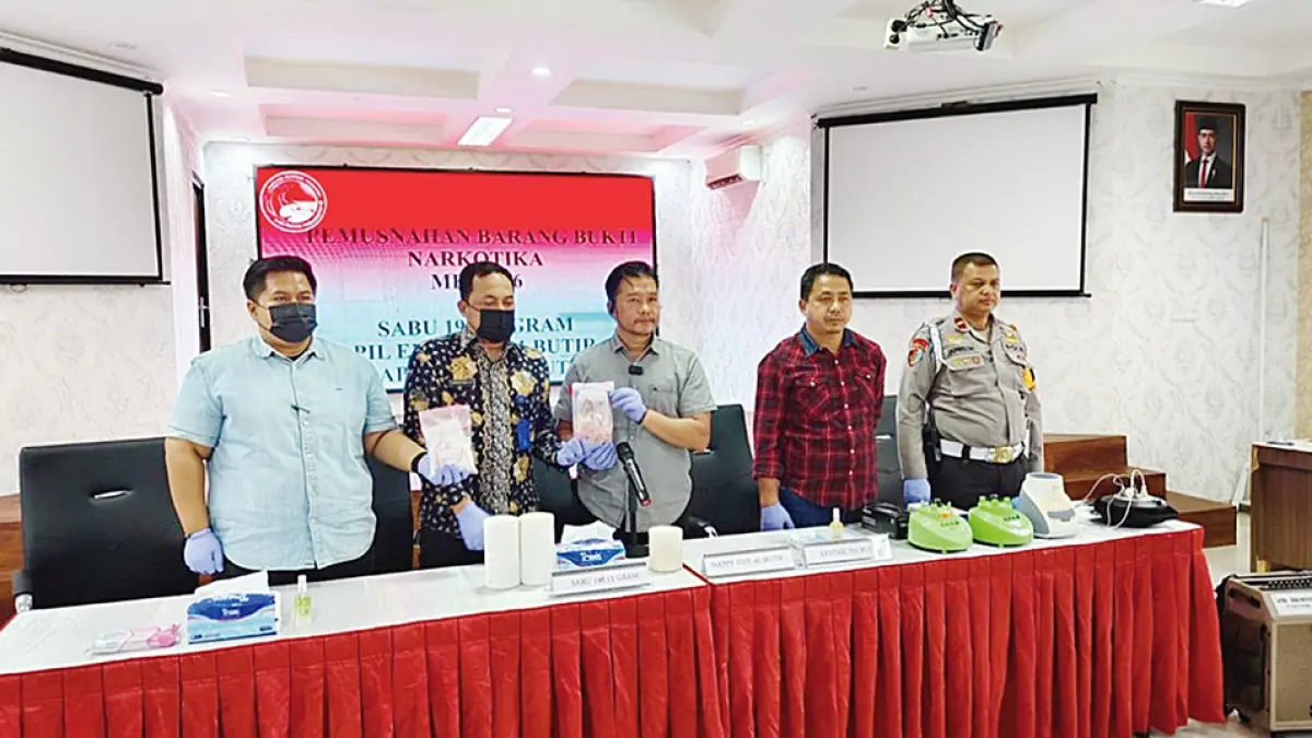 BARANG BUKTI: Pemusnahan barang bukti dengan cara diblender hingga hancur di hadapan petugas kepolisian dan pihak terkait di Mapolresta Pekanbaru, Selasa (24/5/2026). (POLRESTA UNTUK RIAU POS)