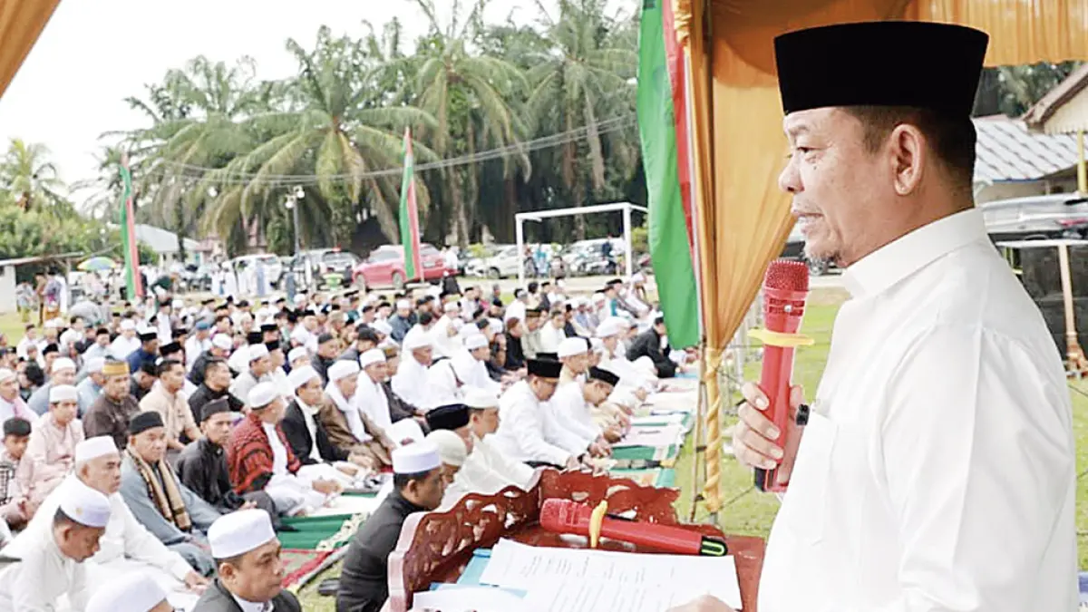 BERIKAN SAMBUTAN: Wabup Rohul H Syafaruddin Poti memberikan sambutan sebelum melaksanakan Salat Iduladha di lapangan Tanjung Padang, Kota Tengah, Kecamatan Kepenuhan, Rabu (27/5/2026). (PROKOPIM SETDA ROHUL UNTUK RIAU POS).
