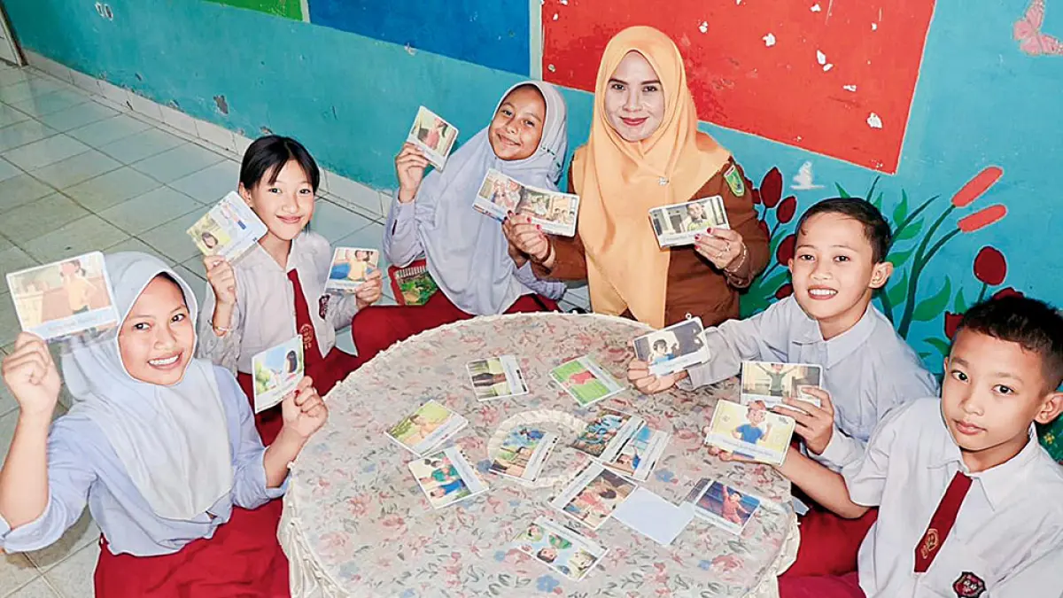 Guru ASN di SDN 008 Lubuk Gaung, Siti Nurleli SPd, foto bersama muridnya, beberapa waktu lalu. (PT RAPP UNTUK RIAU POS)