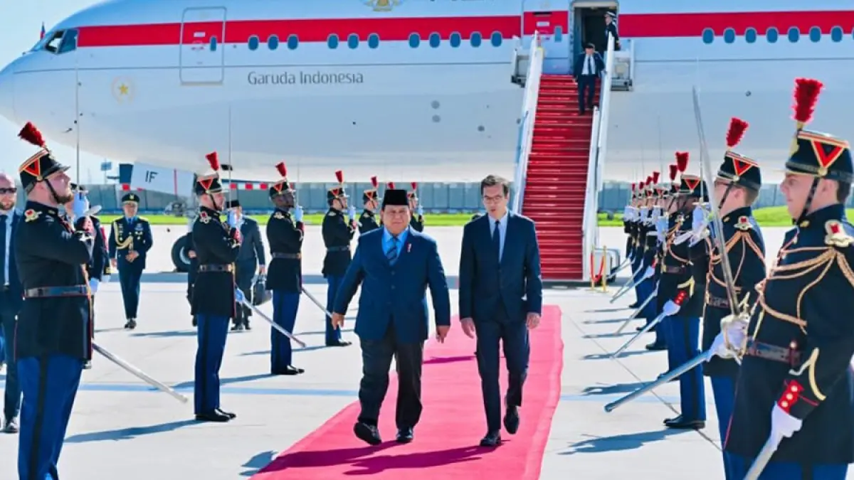 Hubungan internasional Presiden Republik Indonesia Prabowo Subianto tiba di Bandara Orly, Paris, Prancis, Selasa (26/5/2026). (BPMI Setpres/Laily Rachev)
