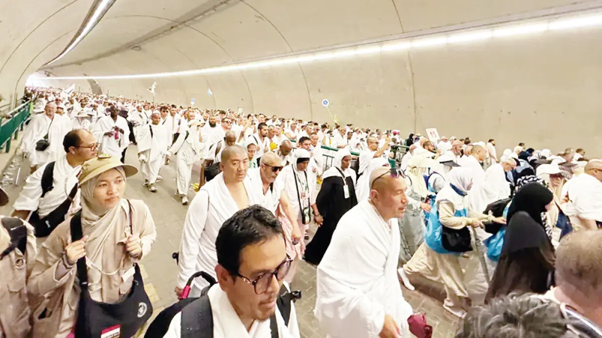 Jemaah haji memadati terowongan Muashim di Mina, Kamis (28/5/2026). Terowongan ini menjadi salah satu jalur dari tenda jemaah haji menuju area melempar jumrah di Jamarat. (Media Center Haji 2026)
